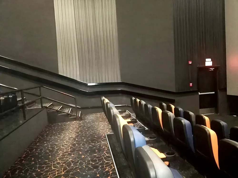 Sala de cine — paneles y butacas