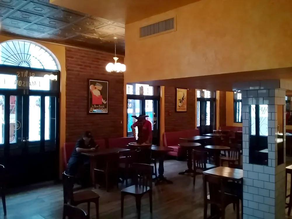 Restaurante con mobiliario clásico