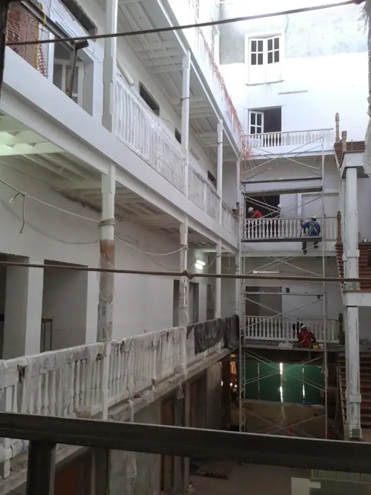Balcones y barandas en obra