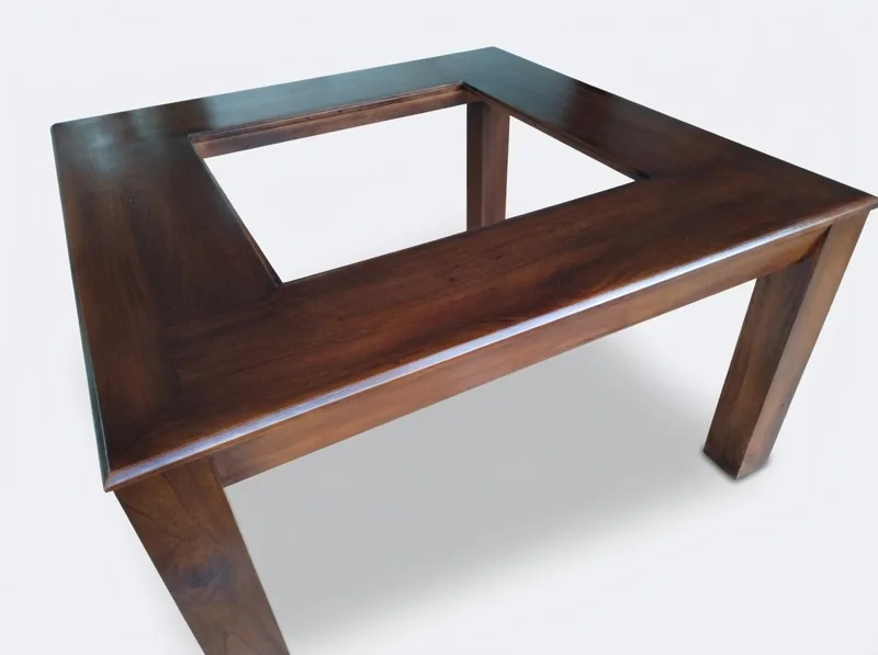 Mesa en madera oscura, acabado a mano